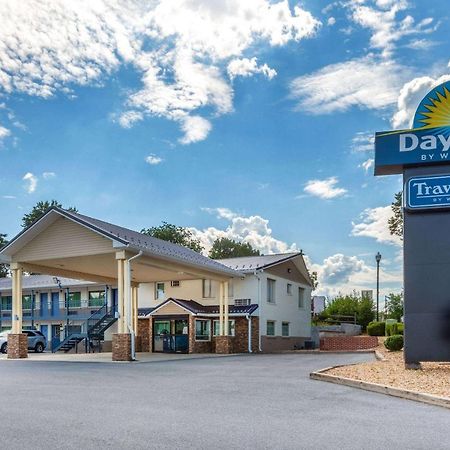 Days Inn By Wyndham Charles Town Extérieur photo