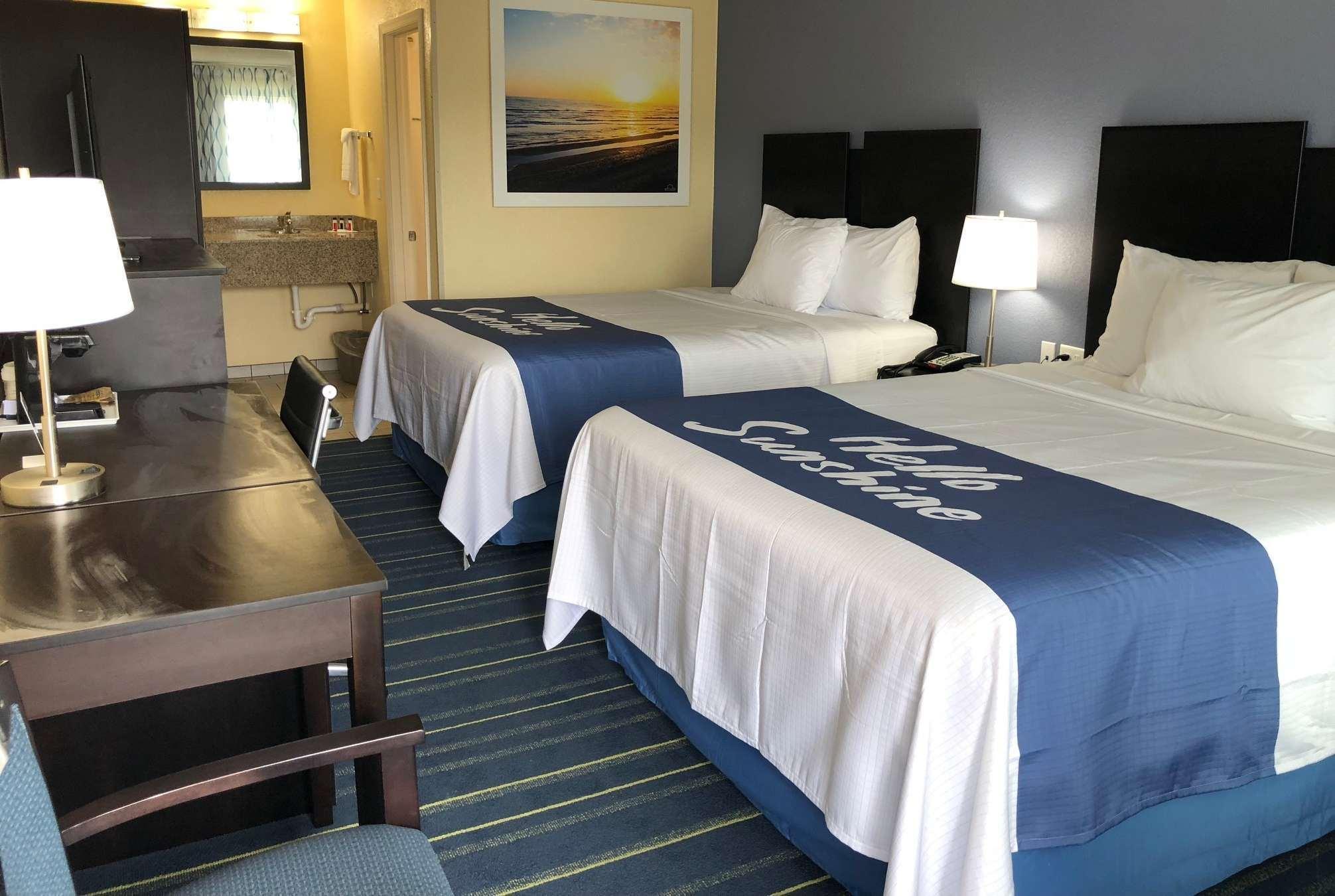 Days Inn By Wyndham Charles Town Extérieur photo