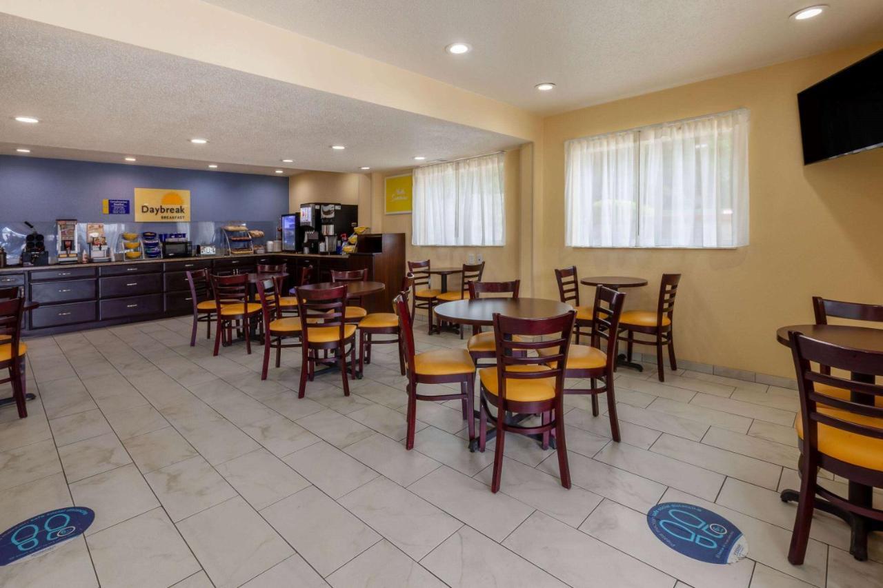 Days Inn By Wyndham Charles Town Extérieur photo