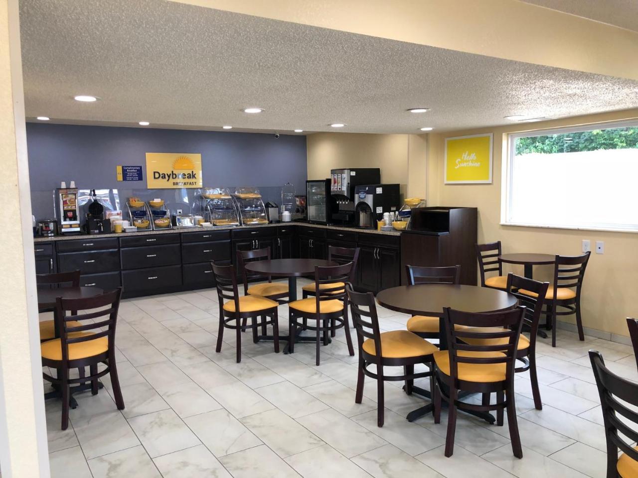 Days Inn By Wyndham Charles Town Extérieur photo