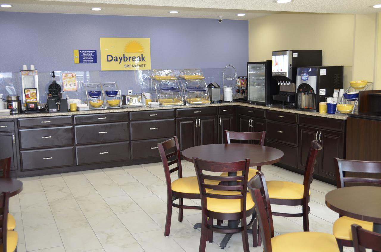 Days Inn By Wyndham Charles Town Extérieur photo